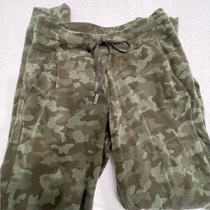 Lululemon green camo joggers sz 6